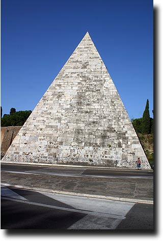 Pyramide in Rome
